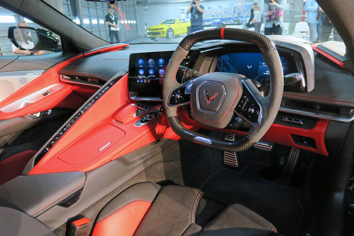 日本仕様の「Z06」は全車右ハンドルとなる。記者は、販売台数の少ない一部のマーケットのためだけに、わざわざ右ハンのZ06を仕立ててくるとは思っていなかったのだが……。