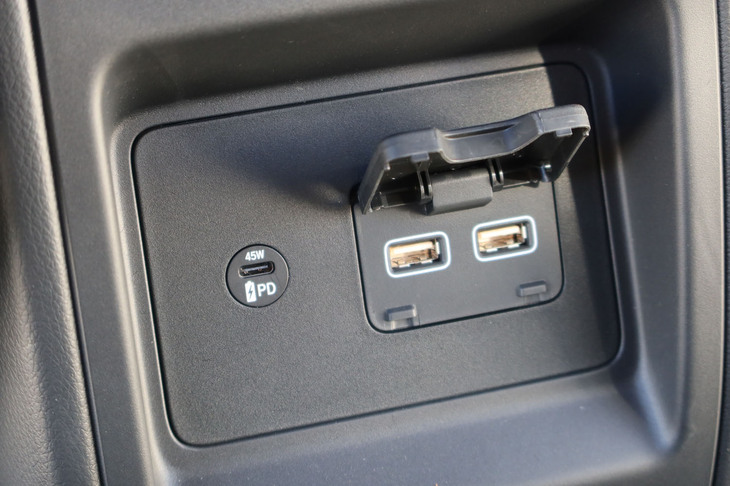ホンダ・オデッセイe:HEVアブソルート・EXブラックエディション 純正アクセサリー装着車(USB PDチャージャー)