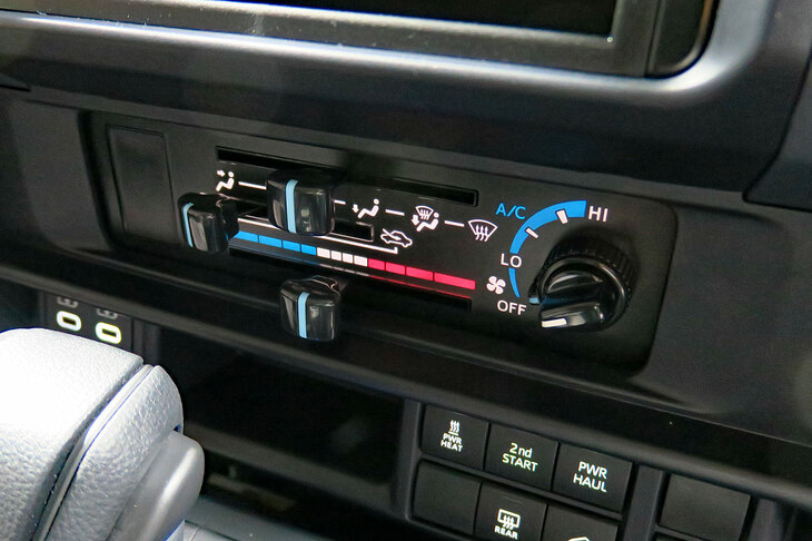 トヨタ・ランドクルーザー“70”(マニュアルエアコン)