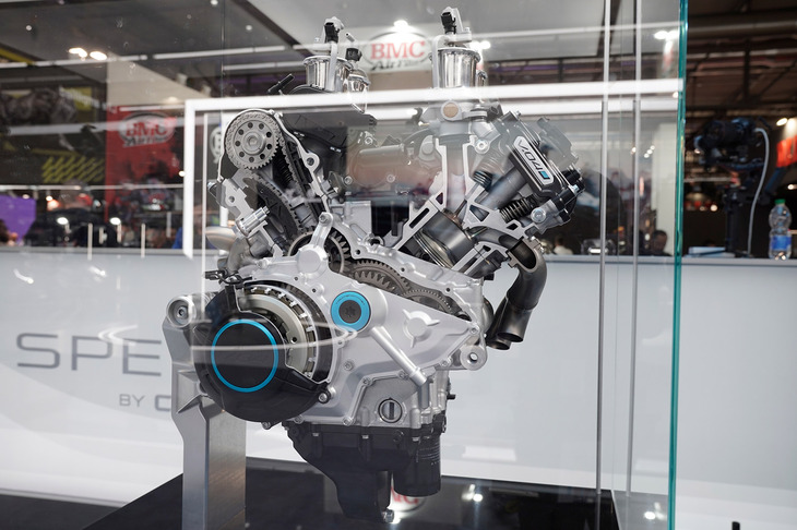 そのCFモトが発表した、排気量1000ccの90°V型4気筒のコンセプトエンジン。最高出力212PS(156kW)/1万4500rpm、最大トルク11N・m/1万2500rpm、乾燥重量61.5kgで逆回転クランクを採用しているという。CFモトとヤマハは2023年に合弁事業の方向性を協議し、協力関係を強化すると発表していることから、一部メディアは次期MotoGPマシンやヤマハ製スーパースポーツに搭載されるのではないかとウワサしている。しかし、両社はいかなる領域で協業していくかを発表しておらず、またその後の進展報告がないことから、個人的にはその実現性は低いと考える。想像をふくらませると、すでに設計が古くなったKTMの大型V型2気筒エンジン「LC8」の後釜としてKTMの大型アドベンチャーモデル&ツーリングモデルに、さらにはスーパースポーツモデルに搭載される可能性もあるのではないか。開発のアウトソーシングを進めているKTMファミリーの現状を考えると……想像はさらにふくらむ。