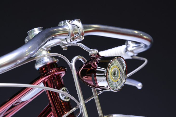 「ヤマハYA-1」から引用した、クラシカルな砲弾型のヘッドライト。