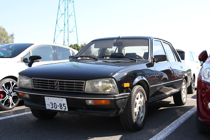 「504」の後継モデルである「プジョー505」。