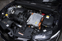 最高出力94PSの1.6リッター直4エンジンと同49PSのメインモーター、同20PSのサブモーターを組み合わせる「フルハイブリッドE-TECH」。トランスミッションはエンジン側に4つ、モーター側に2つのギアが組み込まれた「電子制御ドッグクラッチマルチモードAT」を搭載する。