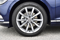 「パサートヴァリアントTDIハイライン」には、10スポークデザインの18インチアルミホイールが装着される。