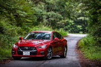 現行モデルで13代目となるV37型「スカイライン」。そのマイナーチェンジモデルは2019年7月16日に発表された。3.5リッターV6ハイブリッド(写真)と、3リッターターボの2つのパワーユニット搭載車をラインナップしている。