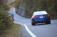 試乗車のボディーカラーは「アルピナ・ブルー」。
