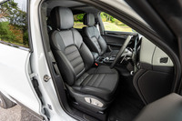 シートには8way電動調整式のヒーター付きスポーツシートを標準で採用。前席のヘッドレストには、エンボス加工のポルシェクレストが施される。