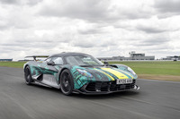 日本国内でも2025年5月に披露された「ヴァルハラ」。生産台数は世界限定999台で、初回納車は2025年下半期に始められる。