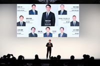 新経営陣を紹介する、佐藤恒治 トヨタ自動車次期社長。経営に関しては「サッカーのチームのように柔軟にフォーメーションチェンジしつつ、課題に対応」「そのキャプテンとしてチームの力を最大化させるのが自分の役目」などと抱負を述べた。