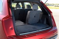 3列シート車の荷室容量は、3列目シートを格納した状態で770リッター、2列目シートを格納した状態で1955リッター。3列目シートには電動格納機能が備わる。