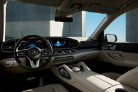 インストゥルメントパネルには、12.3インチサイズの液晶パネル2枚が並べて配置される。センターコンソール前方左右の大きなグラブハンドルは、SUVらしさを表現するものだという。