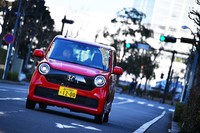 新型「N-ONE」は、ダンパーのスムーズな動きを可能にする横力キャンセルスプリングや前後スタビライザーを装備。快適で安定した走りが追求されている。