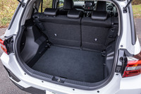 後席使用時の荷室容量は369リッター。床面には設置を上下2段階に可変できるデッキボードが採用されている。デッキボードを下段にセットした場合(写真)の荷室高は865mm、上段に設置した場合は同740mmとなる。