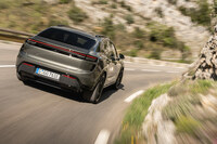 欧州では新型のBEVのみが販売されることとなった「マカン」。日本ではエンジンを搭載した従来モデルも併売されるが、いずれはそれもBEVモデルのみとなる。