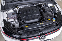 2リッター直4ターボエンジンは、最高出力265PS/5250-6500rpm、最大トルク370N・m/1600-4500rpmを発生。出力は従来型よりも20PSアップしている。組み合わされるトランスミッションは7段DSG。