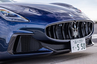 フロントまわりはミドシップスーパーカー「MC20」から始まった最新のマセラティフェイスで、前に突き出たグリルと縦長のヘッドランプデザインが特徴だ。「トロフェオ」グレードでは左右のエアインテークにカーボンパーツを用いるなどして、エントリーモデルの「モデナ」と差異化されている。