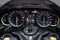 迫力のある5連のメーターパネル。液晶画面全盛の時代に4つも機械式メーターを並べるとは、むしろぜいたくである。