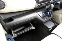 ダッシュボードまわりの収納スペース。写真は「eKワゴンG」。