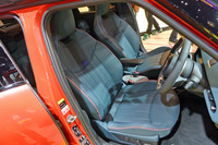 シートは鮮やかなパイピングでドレスアップされている。