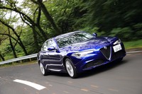 前後重量配分50:50をうたう「ジュリア」。試乗した「2.0ターボ スプリント」の車検証記載値はフロント800kg:リア790kgとなっていた。