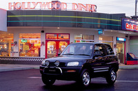 トヨタRAV4
1994年5月に3ドアの初代「RAV4」(写真)がデビュー。1995年4月に5ドアモデル「RAV4 V」が追加された。CMキャラクターに木村拓哉が起用されたことでも話題となる。4代目は日本未導入であったが、5代目の現行モデルで日本に再登場した。