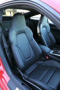 ショルダー部分のホールド性を大きく向上させたという新設計のフロントシート。軽量であることも特徴で、従来モデルのものよりも1脚あたり約3kg軽くなっている。