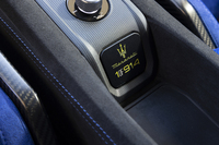「GT2ストラダーレ」はマセラティの創業年にちなんで914台が販売される。シリアルプレートは「1 of 914」の1914の部分の文字が黄色で彩られる。
