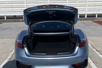 荷室容量は310リッターで、長尺物を収容できるスキートンネルも採用されている。トランクリッドは小さめだが電動開閉機構が備わる。さすがイタリアを代表する高級スポーツクーペである。