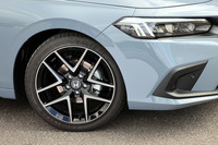 タイヤサイズは全車共通で235/40R18。18インチのツイン5スポークホイールはグレードによってカラーリングが異なり、「EX」では切削箇所にダーククリア塗装が施されている。