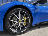 20インチの鍛造ホイールは標準でダイヤモンドカット仕上げが施され、オプションでシルバーとグロスブラックが選択できる。タイヤは「ミシュラン・パイロットスポーツ カップ2」で、サイズはフロントが245/35ZR20、リアが295/30ZR20。