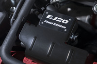 内外装に、通常の限定モデルに見られるようなバッジやエンブレム類はない。エンジンルーム内に、控えめに専用オーナメントが貼られるのみである。