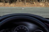 無理のない着座姿勢や自然な挙動を示すシャシーに加え、視点移動の少なさもマツダがこだわったポイント。エントリーモデルの「15S」を含め、フロントウィンドウ照射型のヘッドアップディスプレイが標準装備される。