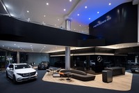 店内は2フロア構成。1階と2階合わせて、7台までの車両が展示できる。