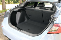 荷室容量は「LX」が452リッター、「EX」(写真)が446リッター。側壁の上部には、引き出して使用するカーゴエリアカバーが装備される。