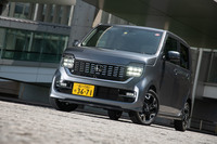 「ライフ」の後継を担うホンダの軽ハイトワゴンとして、2013年11月に誕生した「N-WGN」。新型は2代目にあたり、従来同様、標準車と「カスタム」(写真)の2モデルが用意される。
