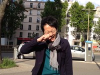 乗車までのあまりの面倒くささに泣いてしまった筆者。2012年5月、パリで撮影。