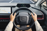 インテリアでは同門のBEV「bZ4X」と同じく、運転席正面のメーターを小径ステアリングホイールの上から見るタイプにインストゥルメントパネルの構造を変更。シフトの操作方法は従来型と同じだが、セレクターの位置はダッシュボードからセンターコンソールに移された。