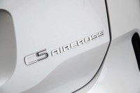 パワーユニットを示すバッジなどは備わらず、エクステリアデザインはガソリンモデルとディーゼルモデルで共通となっている。