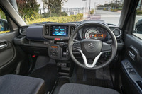 9代目となる新型では、インテリアの質感を大幅に改善。立体的な各部の造形やネイビーカラーのトリムにより、「毎日乗っても飽きのこないデザイン」が追求されている。