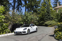 「パナメーラ ターボS E-ハイブリッド」は、ラゲッジルームの床下に容量14kWhのリチウムイオンバッテリーを搭載している。モーターのみでも最大50kmのドライブが可能。