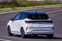 前後のトレッドは5ナンバーサイズの「ノート」が1490mm、ワイドボディーを採用する「ノート オーラ」が1500mm。これに伴い最小回転半径は前者が4.9m、後者が5.2mとなっている。