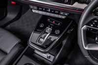 シフトセレクターまわりが浮かんでいるように見える「フローティングセンターコンソール」。下部にはUSBや12V電源のソケット、小物を置くスペースなどが配置されている。