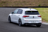 一般的なFWD車なら駆動力が増すにつれてアンダーステアが強まりがちだが、「ゴルフGTI」は違う。フロントディファレンシャルが巧みに働き、アクセルを踏み込んでもノーズが外側へ逃げにくい。