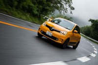 先進運転システムに関しては充実とまではいえないものの、車線逸脱警告機能が標準装備となった。