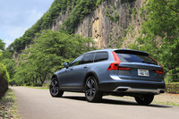 迫力ある景観で知られる天然記念物「材木岩」の前で。シルバーインサート付きのリアバンパーは、「V90クロスカントリー」ならではの装備。