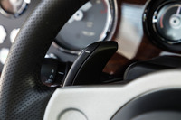 8段ATの手動変速は、シフトセレクターに加えてシフトパドルでも行える。