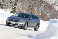 「パサート オールトラックTDI 4MOTIONアドバンス」には前後バンパーにアンダーガードが備わるほか、ホイールハウスとボディーサイドにもガードが装着されている。