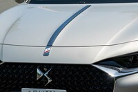 ボンネットの中央を縦断する「セイバー」と呼ばれるクロームパーツには「クルドパリ」という格子模様が刻まれる。