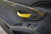 車両の軽量化を図るべく、ドア内側の開閉ノブは簡素なベルト式になっている。