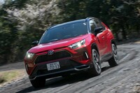 4WDシステムはリアアクスルに最高出力54PSの独立したモーターを搭載した「E-Four」。ガソリンモデルのようなトルクベクタリング機能などは備わらない。